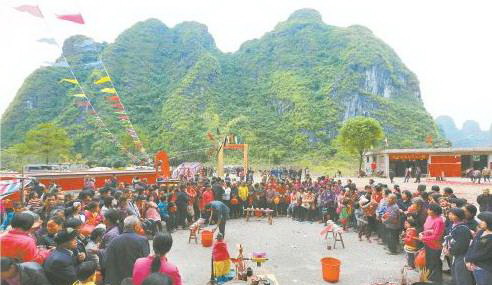 11月25日,村民們等待喝“羅漢粥”。