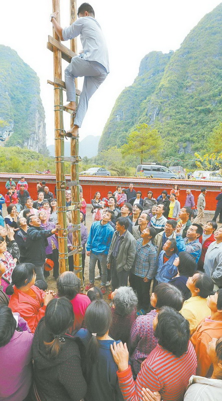 民俗活動(dòng)的重頭戲：上刀山,許多村民帶著衣物床被排隊(duì)上刀山。據(jù)傳,人使用上過(guò)刀山的衣、被后身體健康,出行平安。
