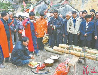 豎起刀桿之前,用活雞鴨來(lái)祭祀祈求平安。