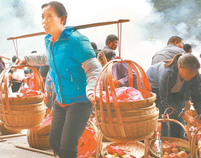 11月25日上午,許多村民挑著食品來(lái)參加祭祀活動(dòng),興奮不已。