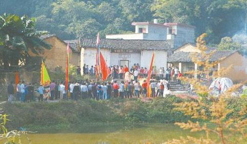 11月24日上午,民俗活動(dòng)走村串戶(hù)。