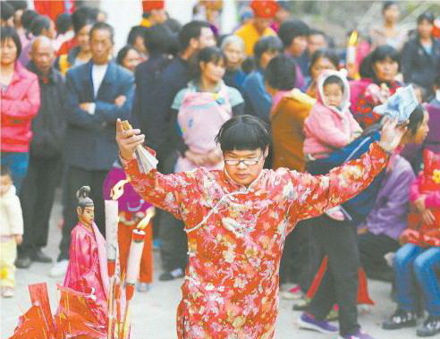 11月25日,一位男扮女裝民間法師藝人在民俗活動(dòng)中表演祭神舞蹈。在傳承青黃不接的現(xiàn)狀下,少數(shù)年輕人繼承了此項(xiàng)民俗文化。