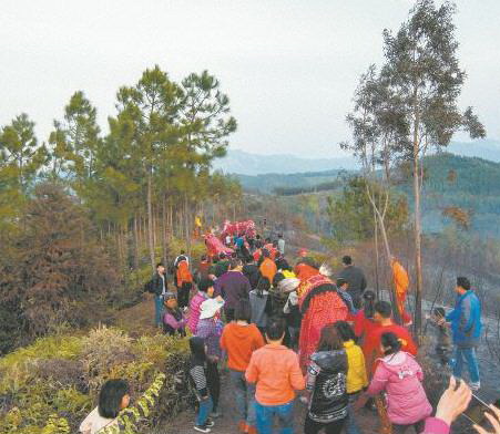 雞公獅、人龍跟隨在背帶龍后面,游過各個(gè)山頭,走回祠堂。