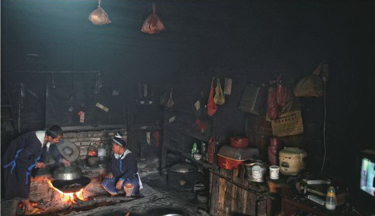 大多數(shù)瑤民還保留著燒柴做飯的傳統(tǒng)習俗。室內(nèi)被煙火長期熏烤,黑乎乎的。