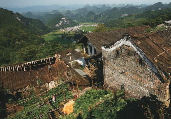 油嶺瑤寨許多傳統(tǒng)建筑已無人居住。不遠的山下就是移民新村。