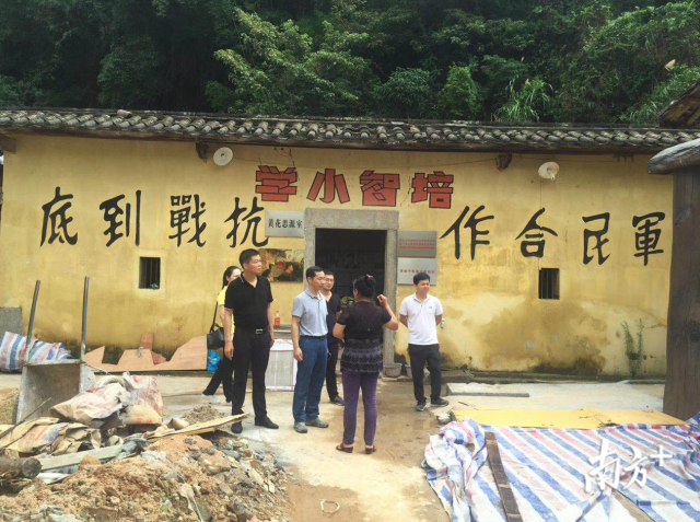 李庚原與縣委組織部人員前往存久洞村了解黨建工作。程浩 攝