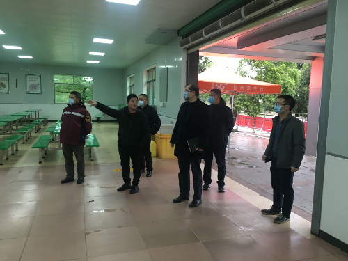2022.02.18赴市工商技工學(xué)校開(kāi)展春季開(kāi)學(xué)專(zhuān)項(xiàng)檢查，查看學(xué)校食堂.jpg