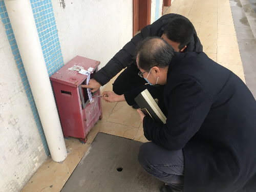 2022.02.18赴市工商技工學(xué)校開(kāi)展春季開(kāi)學(xué)專(zhuān)項(xiàng)檢查，查看消防設(shè)備.jpg