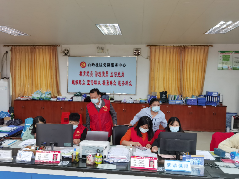 2022年4月18日，清遠(yuǎn)市水利局黨員干部在清城區(qū)龍?zhí)伶?zhèn)石嶺村開(kāi)展疫情防控工單核查。.jpg
