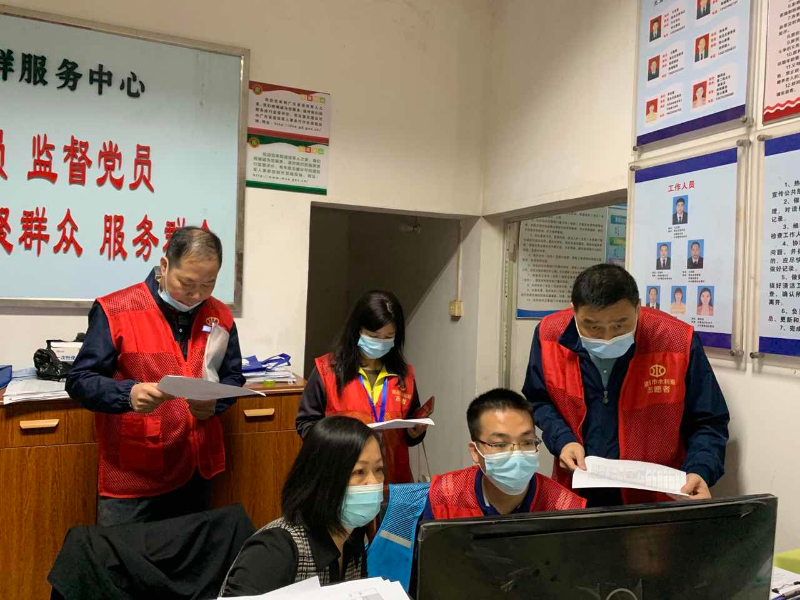2022年4月17日，清遠(yuǎn)市水利局下沉干部在清城區(qū)龍?zhí)伶?zhèn)金沙村開(kāi)展疫情防控工單核查。.jpg