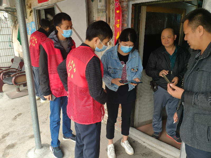 2022年4月19日，清遠(yuǎn)市水利局下沉干部協(xié)助龍?zhí)伶?zhèn)泗合村委會(huì)走訪商戶，積極宣傳疫情防控要求，指導(dǎo)營(yíng)業(yè)者下載使用場(chǎng)所碼。.jpg