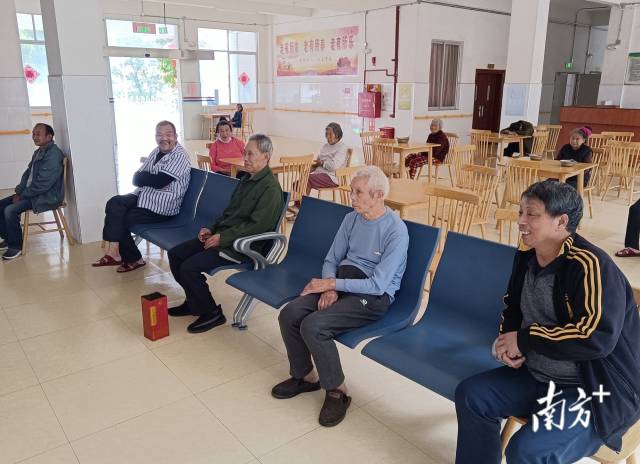老人們?cè)谡瘝忔?zhèn)敬老院寬敞的影視娛樂(lè)廳看電視。