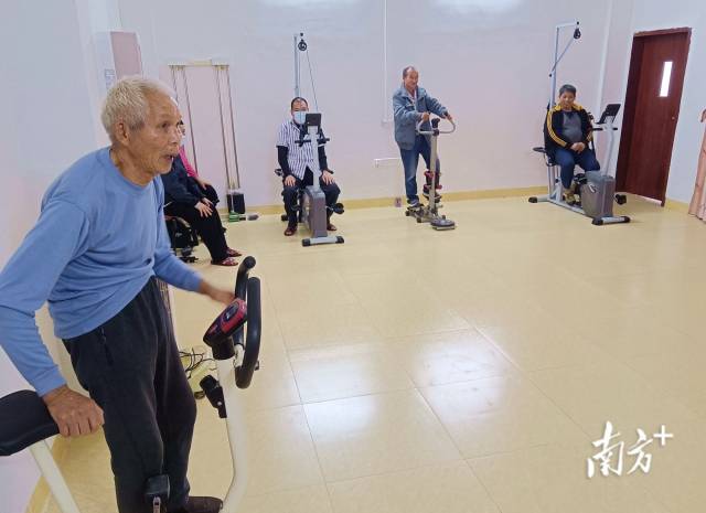 老人在敬老院健身房運(yùn)動(dòng)、健身。