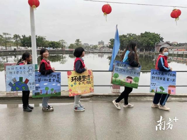 社工引導(dǎo)小志愿者自主開展志愿活動(dòng)。