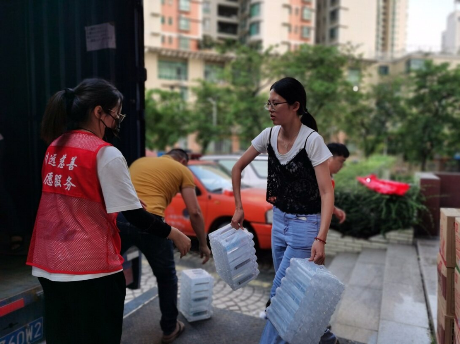 清遠(yuǎn)市慈善總會工作人員將救災(zāi)物資搬運上車。