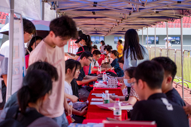 圖片一  20231021001-2023年5月27日，清遠市舉辦2023年廣東省粵北片區(qū)“穩(wěn)就業(yè)促發(fā)展”大型招聘活動，現(xiàn)場前來咨詢的求職者絡(luò)繹不絕。.jpg