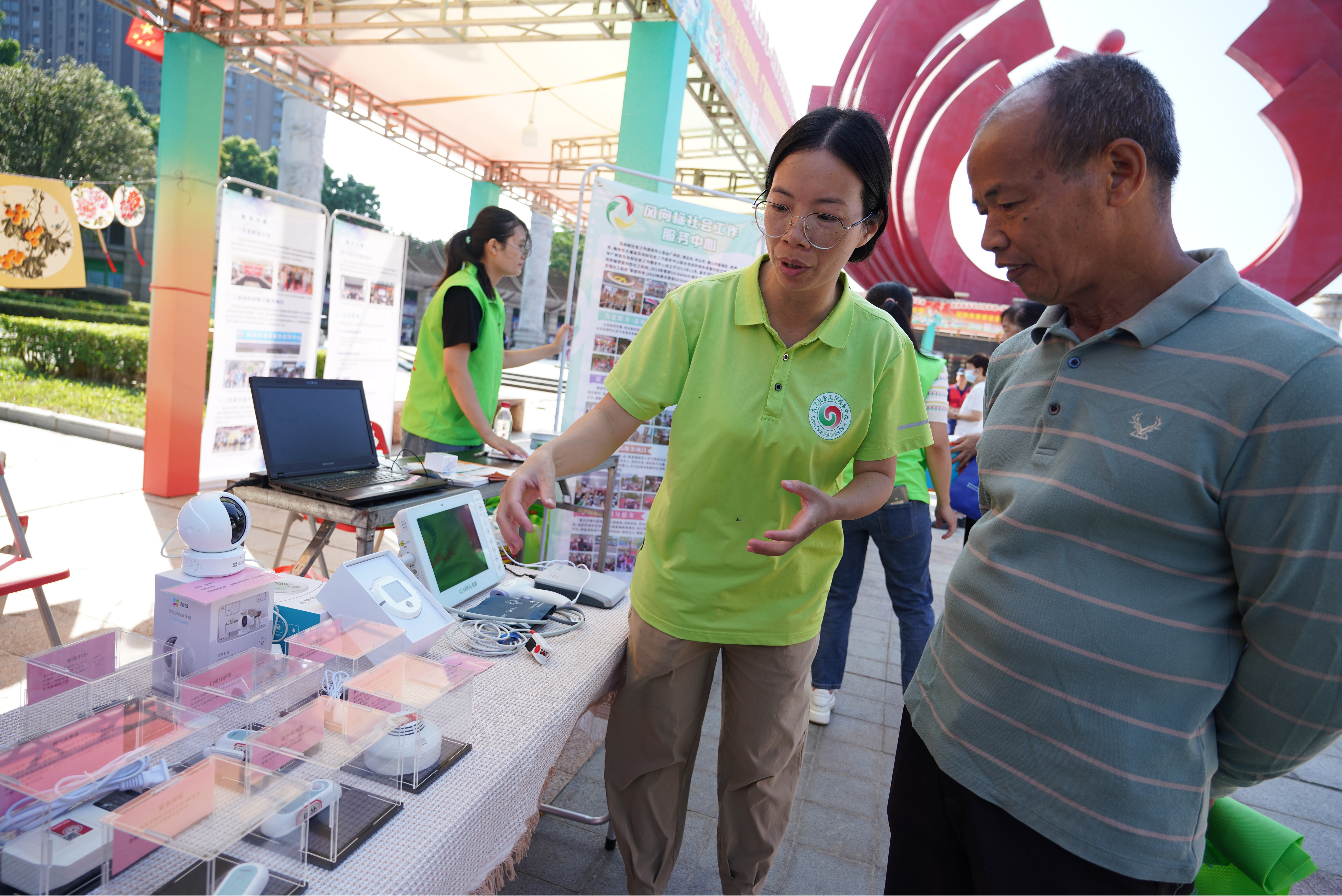 市民逛適老化產(chǎn)品展，了解涉老政策和體驗(yàn)養(yǎng)老服務(wù)。清遠(yuǎn)日?qǐng)?bào)記者 劉淑芳 攝 劉淑芳 攝 劉淑芳 攝